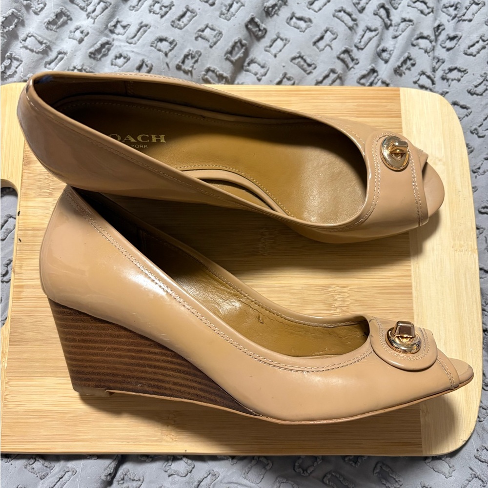 Coach Perry Turnlock Camel Wedge Size 7